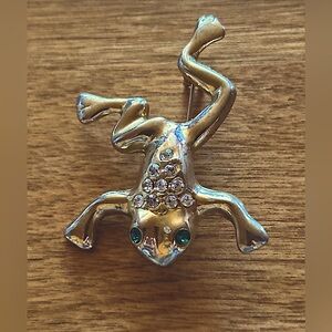 Adorable Goltone with green eyes, sparkly, Frog Brooch.